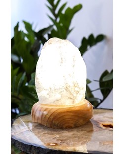 Luminária Cristal de Quartzo Branco Bruta na Base de Madeira clara