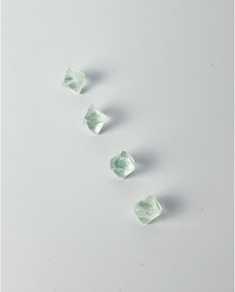 Octaedro Fluorita verde bruta  8 Lados 1 a 4 gramas