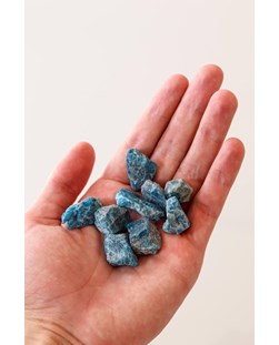 Pedra Apatita azul bruta 5 a 10 gramas.