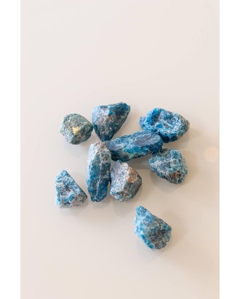 Pedra Apatita azul bruta 5 a 10 gramas.