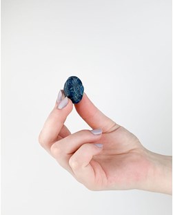 Pedra Apatita Azul Rolada 11 a 15 gramas.
