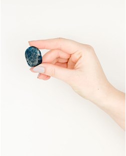 Pedra Apatita Azul Rolada 15 a 22 gramas.