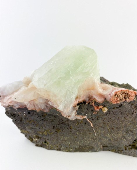 Pedra Apofilita na Matriz Bassalto Bruta 650 gramas