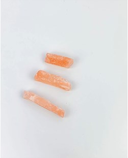 Pedra Bastão Selenita laranja bruto pacote três peças 42 a 62 gramas