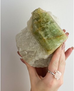 Pedra Berilo Verde na Matriz de Cristal Bruto 1,580Kg