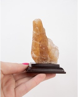 Pedra Bruta Calcita Citrino na Base de Madeira Marrom 129 gramas