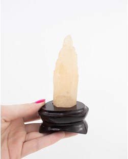 Pedra Bruta Calcita Dente de Cão na Base de Madeira Marrom 176 gramas