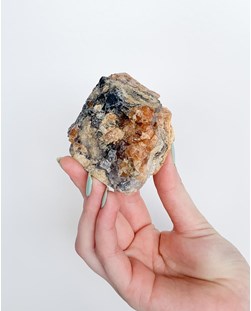 Pedra Bruta Espessartita na Matriz Granada 324 gramas
