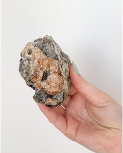 Pedra Bruta Espessartita na Matriz Granada 346 gramas