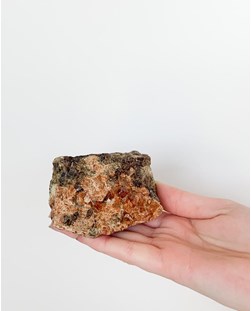 Pedra Bruta Espessartita na Matriz Granada 455 gramas