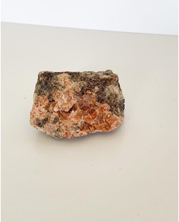 Pedra Bruta Espessartita na Matriz Granada 455 gramas