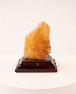 Pedra Calcita Mel com Base de Madeira Marrom 108 gramas