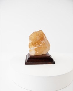 Pedra Calcita Mel com Base de Madeira Marrom 121 gramas