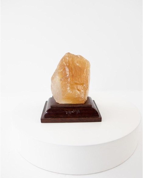 Pedra Calcita Mel com Base de Madeira Marrom 121 gramas