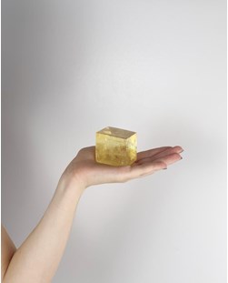 Pedra Calcita Ótica Amarela Polida de 125 a 230 gramas aproximadamente