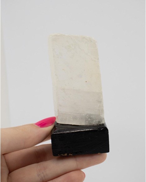 Pedra Calcita Ótica Branca Bruta na Base de Madeira 108 gramas