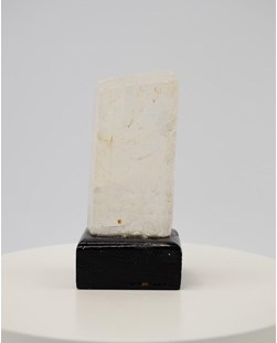 Pedra Calcita Ótica Branca Bruta na Base de Madeira 108 gramas