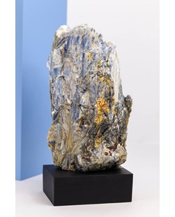 Pedra Cianita Azul Bruta na Base de Madeira Preta 1,202Kg