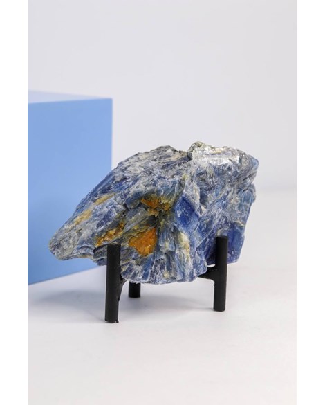 Pedra Cianita Azul Bruta na Base Metal Preta 390 gramas