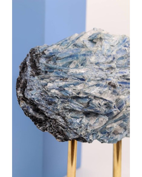 Pedra Cianita Azul Paraíba na Base de Madeira Branca 1,614 Kg