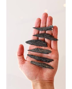 Pedra Cianita preta bruta 4 a 9 gramas