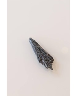 Pedra Cianita preta bruta 6 a 11 gramas
