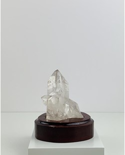 Pedra Cristal Bruto na Base de Madeira Marrom 132 gramas