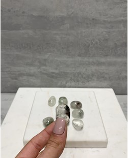 Pedra Cristal de Quartzo com Inclusão Lodolita Rolado 6 a 10 gramas aprox.