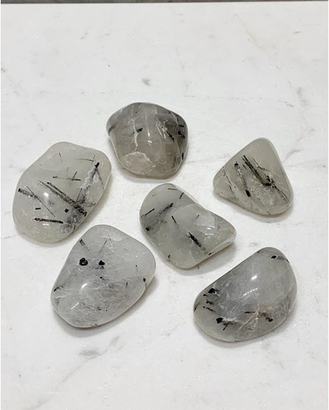 Pedra Cristal de Quartzo Grafitado rolado 20 a 29 gramas
