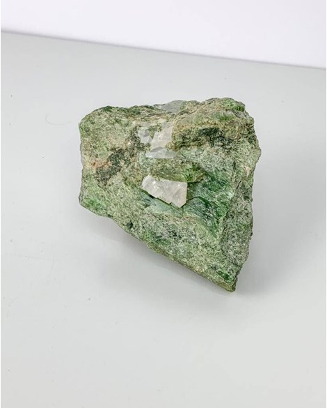 Pedra Diopsídio no Quartzo Bruto 428 a 518 gramas