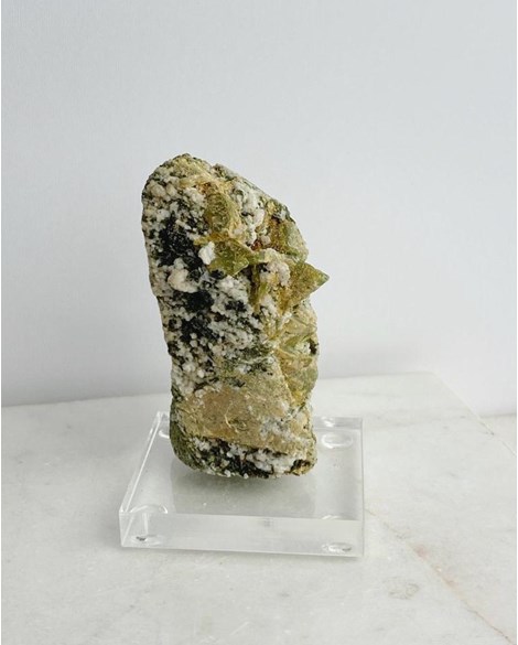 Pedra Esfênio (Titanita) com Epidoto Bruto na Matriz com Base Acrílico 100 g