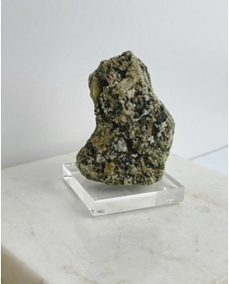 Pedra Esfênio (Titanita) com Epidoto Bruto na Matriz com Base Acrílico 145 g