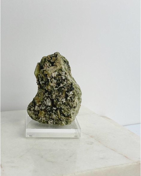 Pedra Esfênio (Titanita) com Epidoto Bruto na Matriz com Base Acrílico 145 g