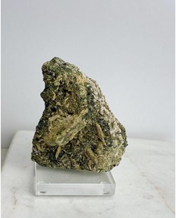 Pedra Esfênio (Titanita) com Epidoto Bruto na Matriz com Base Acrílico 190 g