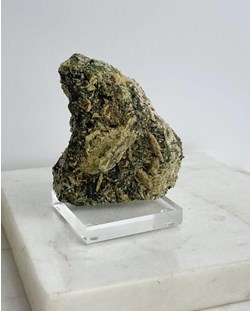 Pedra Esfênio (Titanita) com Epidoto Bruto na Matriz com Base Acrílico 190 g