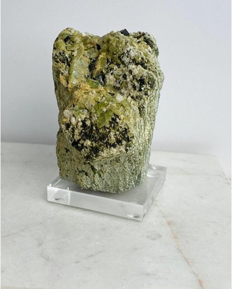 Pedra Esfênio (Titanita) com Epidoto Bruto na Matriz com Base Acrílico 332 g