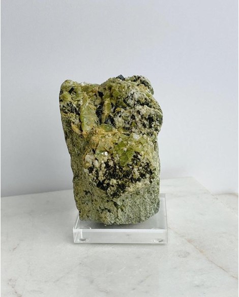 Pedra Esfênio (Titanita) com Epidoto Bruto na Matriz com Base Acrílico 332 g