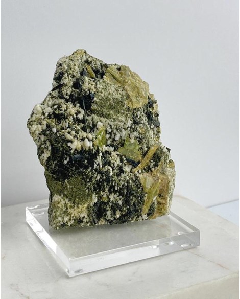 Pedra Esfênio (Titanita) com Epidoto Bruto na Matriz com Base Acrílico 435 g