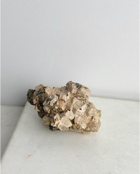 Pedra Esfênio (Titanita) com Feldspato Bruto 55 g