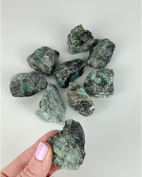 Pedra Esmeralda bruta na matriz 32 a 42 gramas