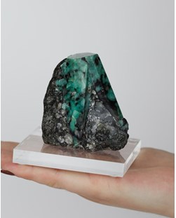 Pedra Esmeralda Polida Na Matriz com Base Acrílico 273 gramas