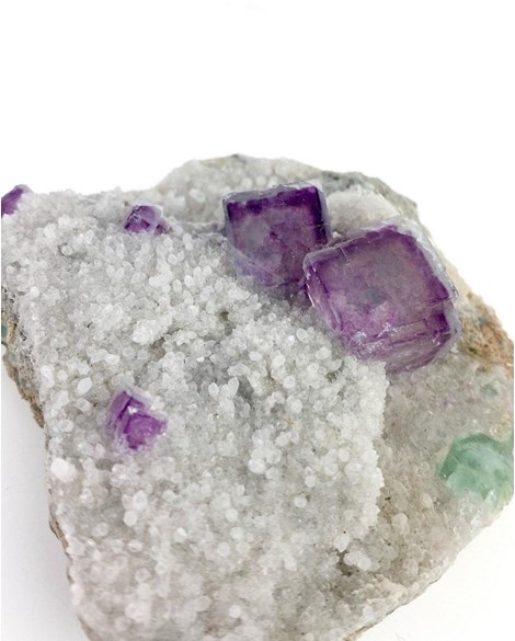 Pedra Fluorita multicolorida Coleção Forma Cubo na Matriz 207 gramas