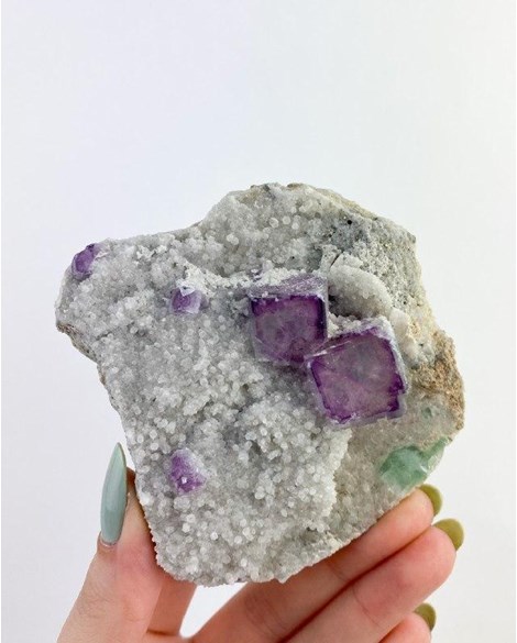 Pedra Fluorita multicolorida Coleção Forma Cubo na Matriz 207 gramas