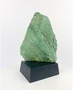 Pedra Fuchsita bruta na Base de Madeira Preta 665 gramas