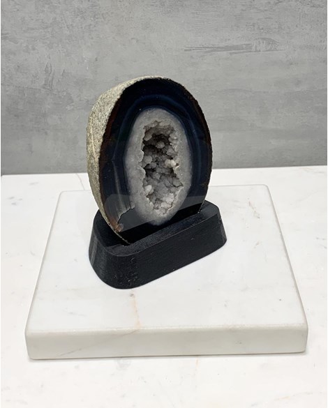 Pedra Geodo Ágata natural com base madeira preta 533 gramas aproximadamente