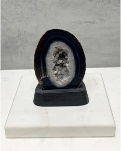 Pedra Geodo Ágata natural com base madeira preta 533 gramas aproximadamente