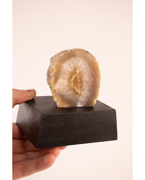 Pedra Geodo Ágata Natural na Base Madeira Preta 308 a 407 gramas