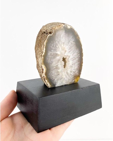 Pedra Geodo Ágata Natural na Base Madeira Preta 435 gramas