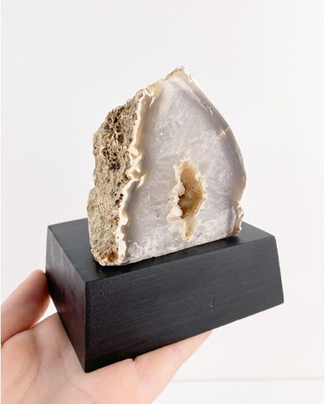 Pedra Geodo Ágata Natural na Base Madeira Preta 532 gramas