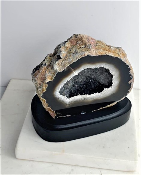 Pedra Geodo de Ágata Natural com Base de Madeira Preta 860 gramas aproximadamente